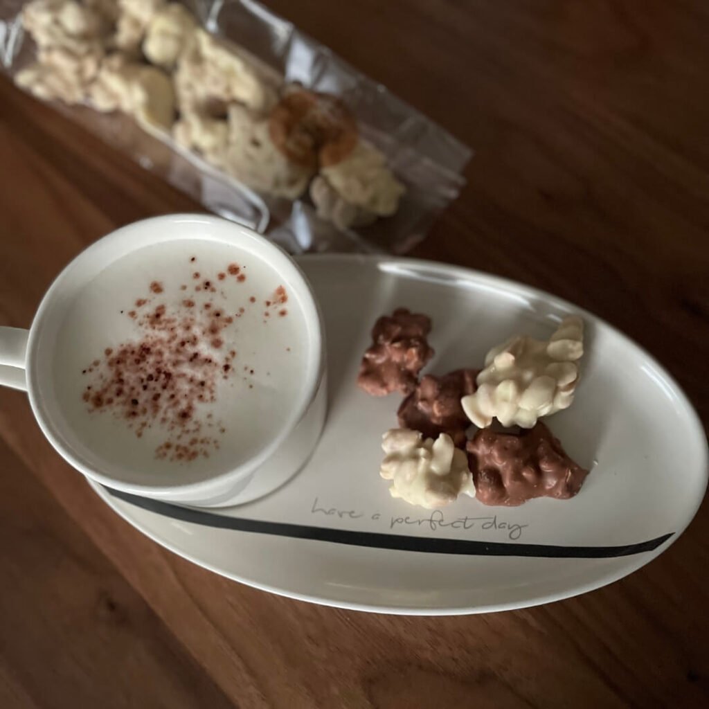 Koffie met chocolade pindarotsjes